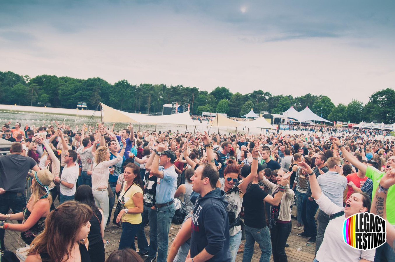 TERUGBLIK. De erfenis van 10 jaar Legacy Festival aan het Zilvermeer:  “Feestvierders die naakt in het water springen, vissen we eruit” | Foto |  hln.be