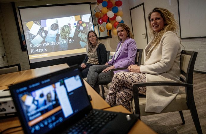 Initiatiefnemers die vrijwilligers proberen te mobiliseren voor de kindermiddagen in Riethoven,  vlnr. Stefanie Antonis, Eline de Groot en Joyce Sanders.