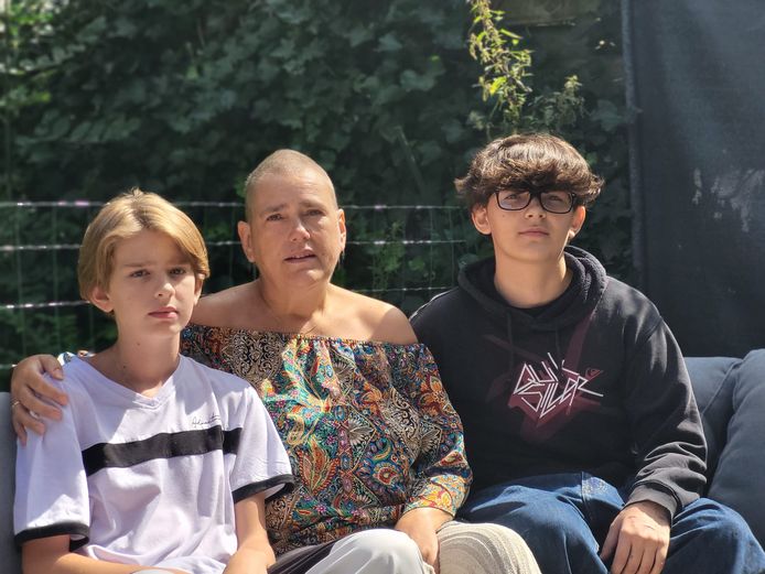 Kankerpatiënte Cheryle Downing (50) uit Overijse samen met haar twee jongste zonen: Kobe (13) en Vince (14)