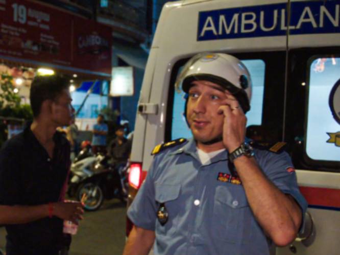 PREVIEW. Andy Peelman gechoqueerd door ambulanciers Cambodja: “Zo marcheert dat niet hé, mannen”