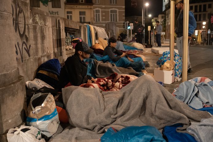 Migranten slapen buiten bij het aanmeldcentrum Klein Kasteeltje in Brussel.