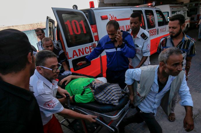 Een gewonde Palestijn wordt naar het ziekenhuis gebracht.