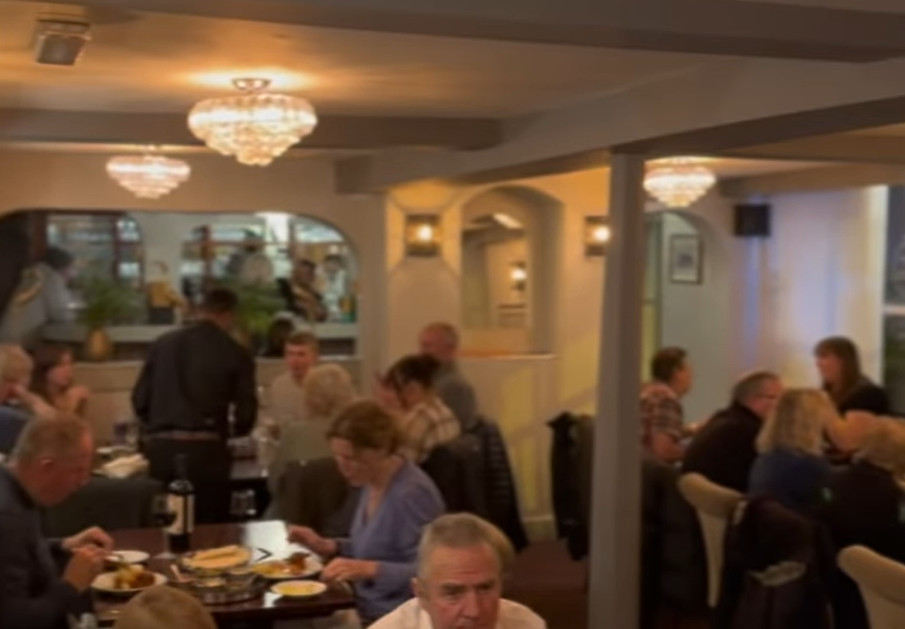 La Britannique affirme avoir retrouvé son mari décédé parmi les convives de ce restaurant indien.