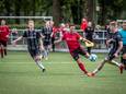 EFC-aanvoerder Mike Thijssen in duel met Noah van Dijk van BSV Limburgia.