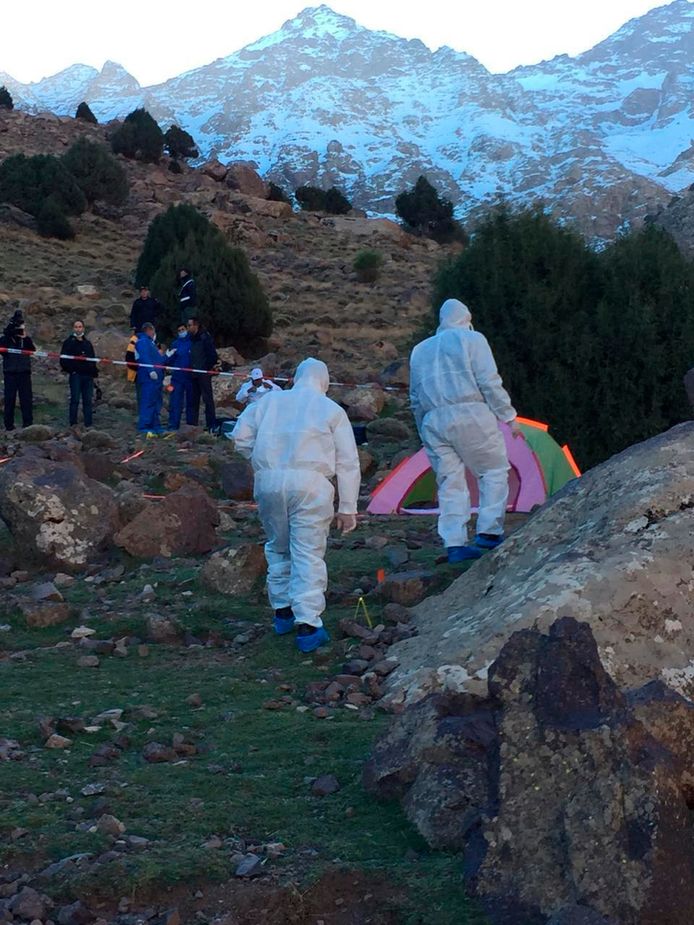 Een forensisch team op de plek waar de lichamen van de jonge vrouwen werden gevonden.