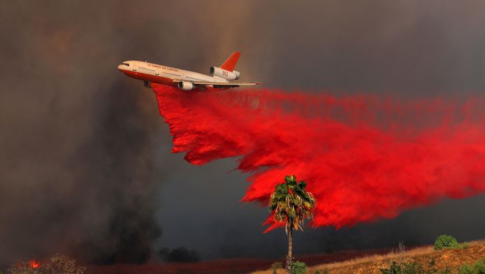 Een blusvliegtuig vliegt boven Orange in Californië.