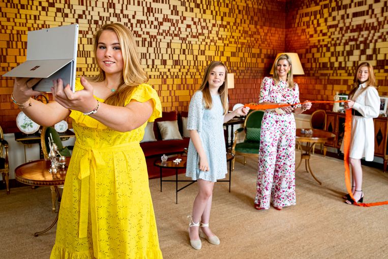 Koningin Máxima en de prinsessen Amalia, Alexia en Ariane openen de digitale kleedjesmarkt. Beeld BSR Agency, Patrick van Katwijk 