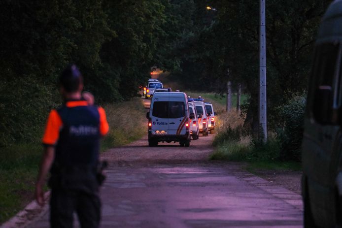La découverte du corps sans vie de Jürgen Conings, dimanche, a mis fin à une chasse à l’homme de cinq semaines dans le parc national de Haute Campine. Lors des opérations de recherches, la surveillance des mosquées et des centres d’asile avait notamment été renforcée.