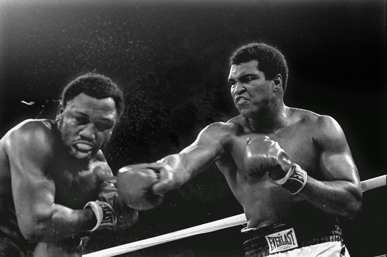 De legendarische wereldkampioen boksen in het zwaargewicht Muhammad Ali in het beroemde gevecht tegen uitdager Joe Frazier in Manila in 1975. Ali hield de titel.