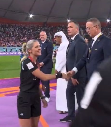 Un cheikh qatari refuse de serrer la main d’une assistante brésilienne après la “petite” finale