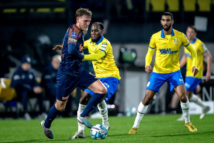 Vitesse speler Melle Meulensteen aan de bal.