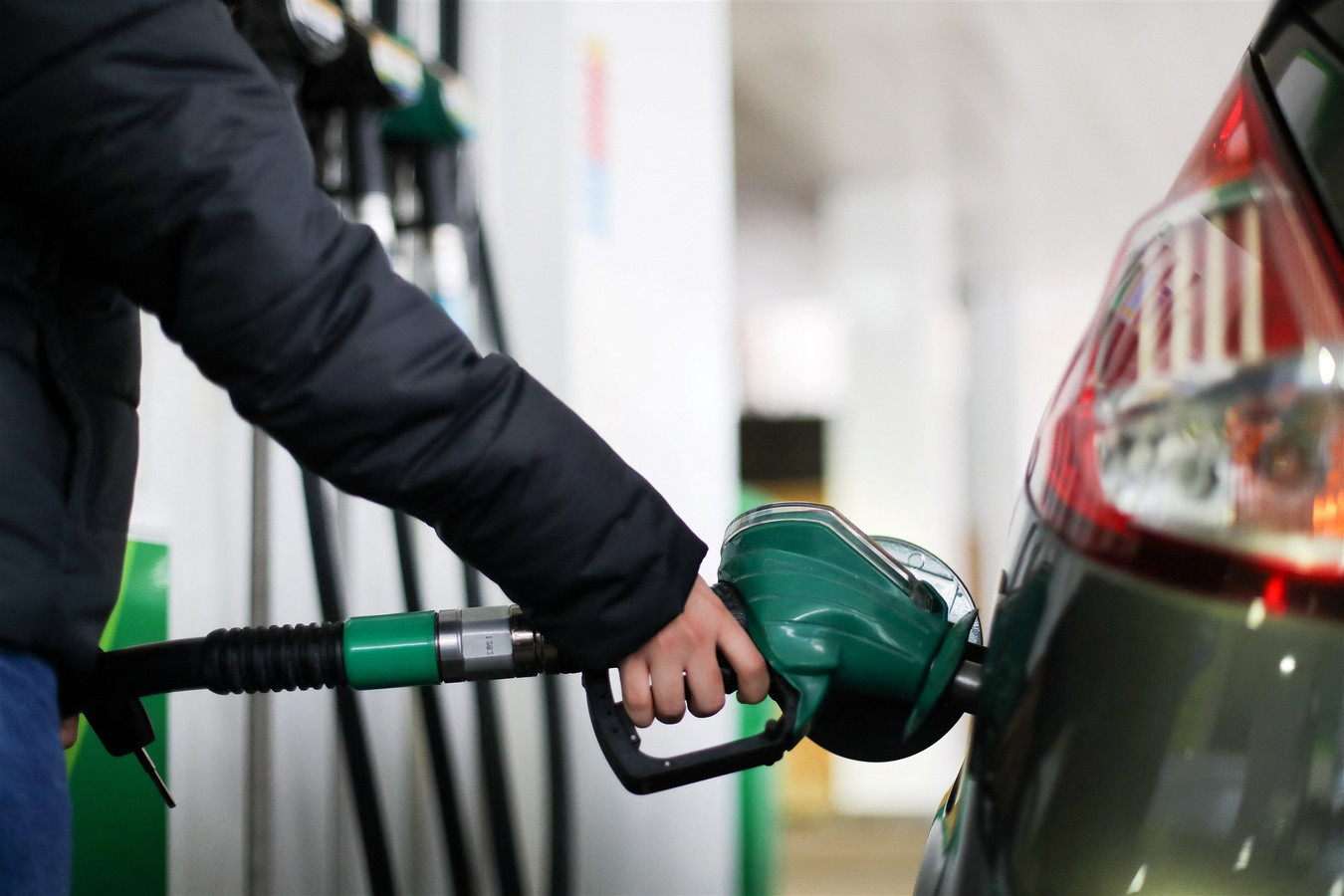 Bij dit tankstation kun je een uur lang benzine tanken voor prijzen van ...