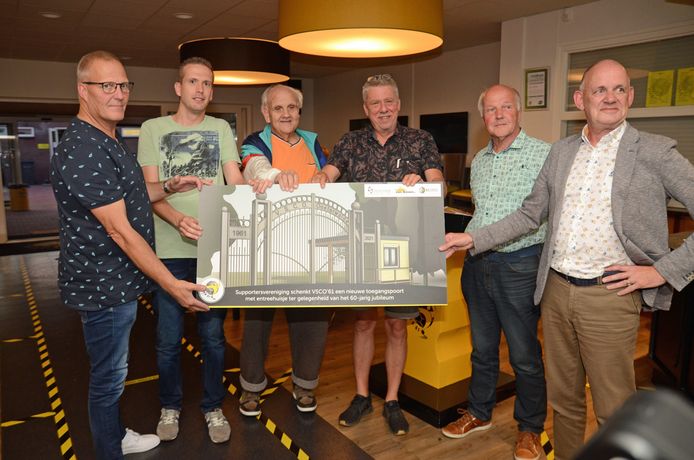 Voorzitter Ben Schreurs nam namens VSCO’61 een artist impression in ontvangst van de nieuwe entree.