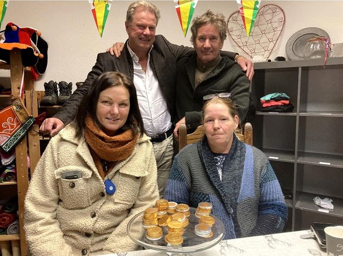 Boven: Henry Geerts, president van Lions Bernheze en Hein Koppens van de uitgavencommissie
Onder: Ingrid ten Broeke (links) en  Heidi van Pinxteren. Op de voorgrond de symbolische ‘huurpenningen’