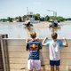 De zusters bidden, het dorp houdt de adem in: houdt de waterkering het nu wel?