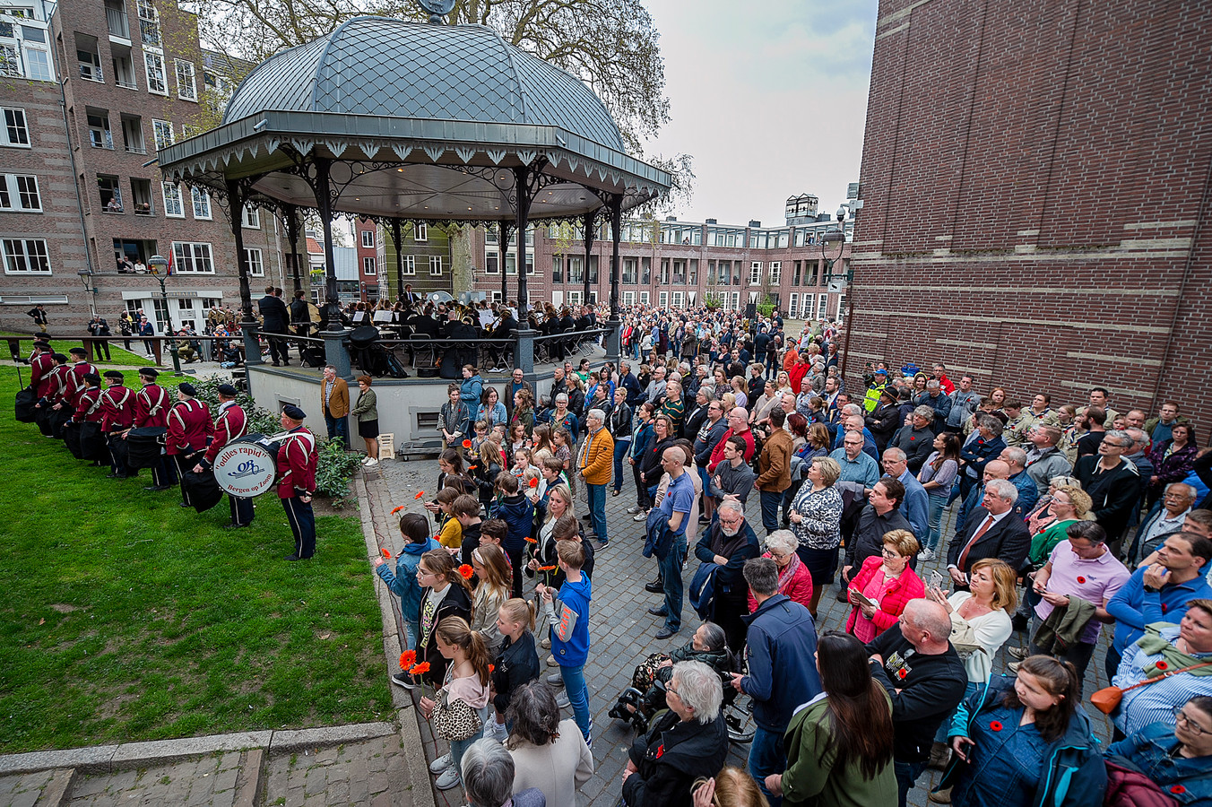 Opdat wij nooit vergeten grote drukte bij dodenherdenking in Bergen op
