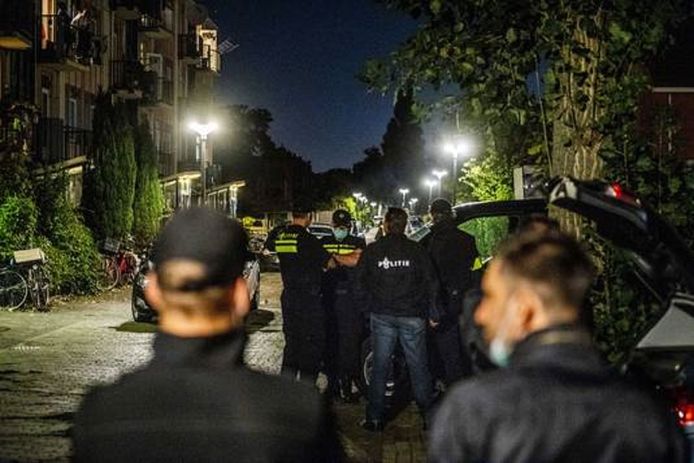 Politieonderzoek in een woning in Vlaardingen in verband met een grote anti-terreuractie waarbij zeven mannen zijn aangehouden in Weert en Arnhem.
