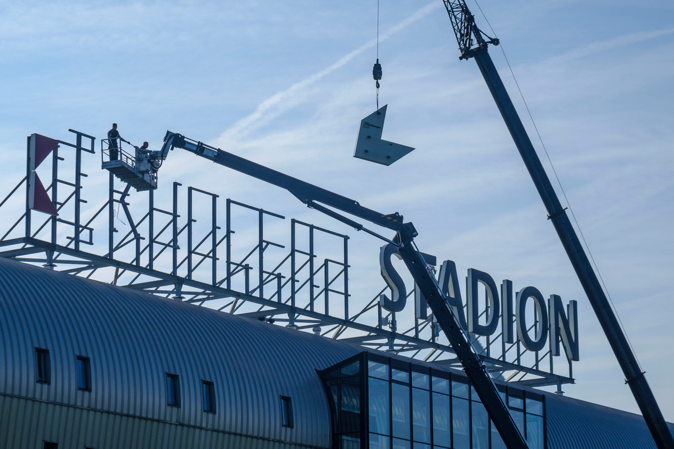 ADO verwelkomt nieuwe hoofdsponsor en tilt oude van stadion Foto AD.nl