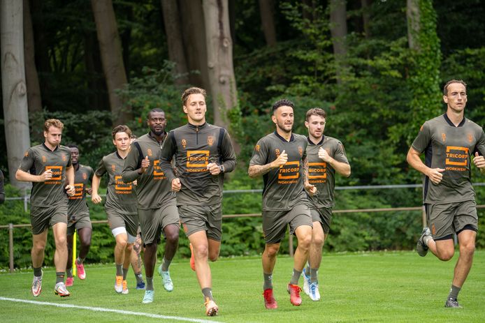 De spelers van Willem II doen een loopoefening, tijdens het trainingskamp in Oisterwijk.
