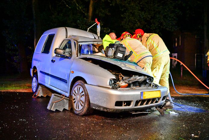 De man raakte van de weg en botste tegen een boom in Knegsel.