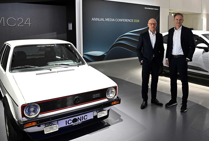 Le CEO de VW Oliver Blume (D) avec le CFO du constructeur Arno Antlitz (g) à côté du Golf première génération.