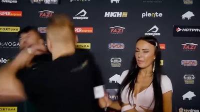 Net geen knock-out: MMA-vechter mept YouTuber brutaal tegen de grond midden in interview