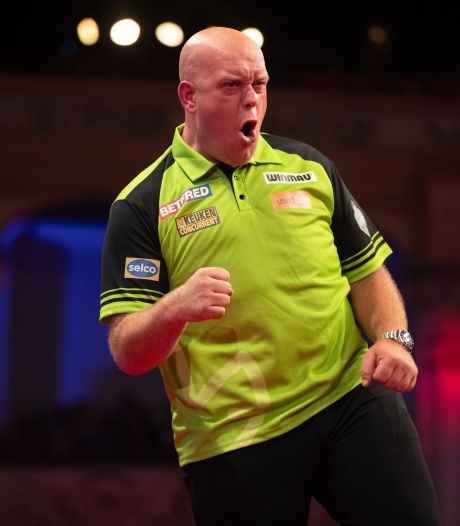 Michael van Gerwen naar halve finale na zenuwslopende partij tegen Nathan Aspinall 