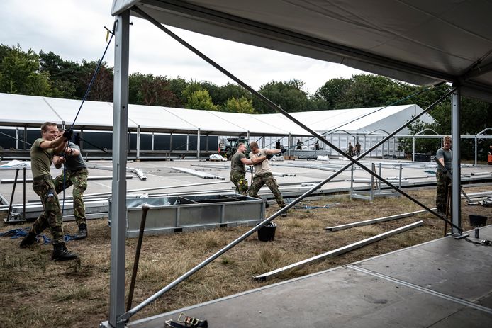 Defensie werkt op dit moment hard aan het opbouwen van een extra opvanglocatie voor Afghaanse vluchtelingen bij Heumensoord, in de bossen tussen Nijmegen en Malden.