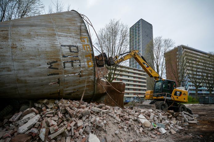‘Piet van Beurden, witte benzine’ staat op de tank die op zijn zij in het Spoorpark ligt. Jaren werd er over dit hoekje van het park gesteggeld.