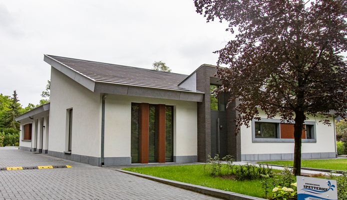 Het privézwembad wordt gebruikt door zwemschool 't Spetterke, tot onvrede van de buurt.
