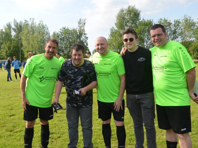 BV's nemen het op tegen sporters met een beperking  tijdens ludiek voetbaltornooi om eenjarige Haaltertse G-sportclub te steunen