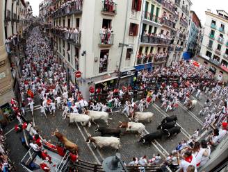 Eerste dag stierenrennen Pamplona: minstens vijf gewonden, één deelnemer gespietst