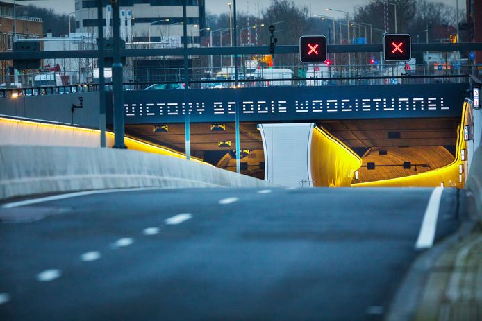 Rotterdamse Baan.
Nog een dag en dan wordt de Victory Boogie Woogietunnel geopend. (Den Haag 04-02-2021)  Foto:Frank Jansen
