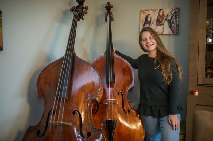 Eline Cote (23) uit Merksem speelt al sinds haar zeven jaar op het 'mannelijke’ instrument contrabas.