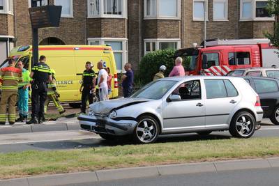 Straat dicht door ongeval: tank van auto lekt