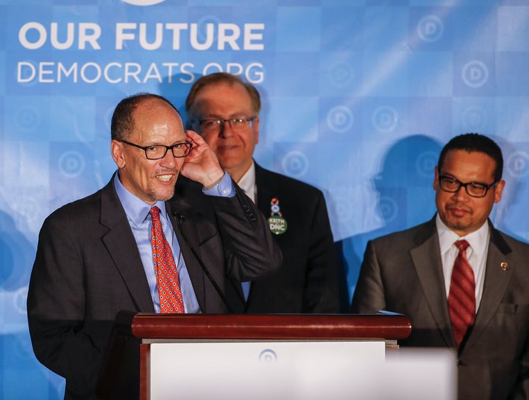 Tom Perez (links) met Keith Ellison (rechts), gisteren na de verkiezing. Beeld EPA