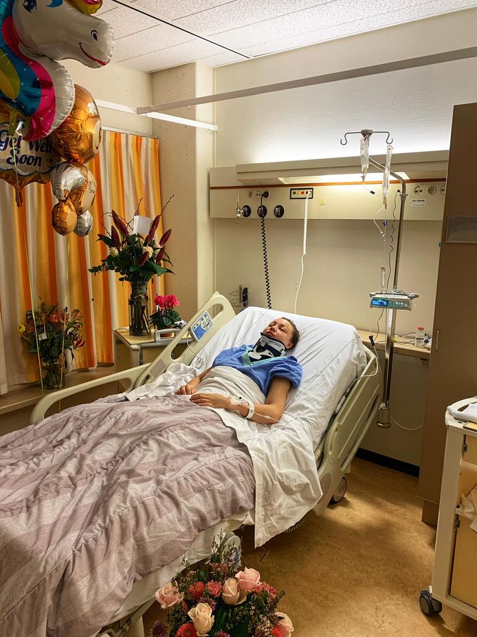 Op een foto die de artieste op Facebook heeft geplaatst, is te zien hoe ze in het ziekenhuisbed ligt. De acrobate is omringd door bloemen en ballonnen.