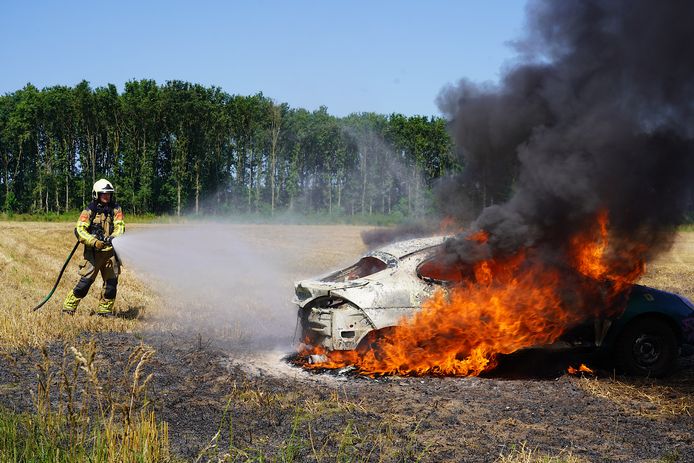 Crossauto vat vlam op akker in Rijen