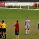 Ongelooflijk! Ref haalt wapen boven op het veld