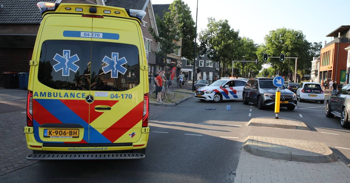 Fietser gewond bij botsing in Apeldoorn.