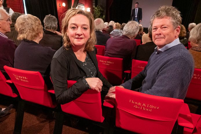 Agnes den Hartogh, voorzitter van de Rotary Vlissingen en haar man Auke Klaver kwamen de stoel van de Rotary in Klein Theater De Verwachting in Ritthem inwijden. Op de achtergrond voorzitter Alex Achterhuis van stichting Ons Dorpsleven op het podium.