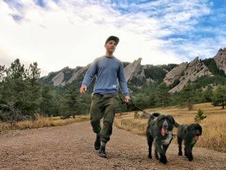Jordan (30) redt twee achtergelaten puppy's, zegt job op en reist met schattige hondjes door de VS