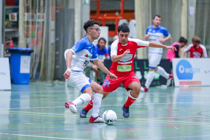 Hamza Abouya (l.) probeert op zijn twintigste zijn weg te maken bij ARB Hamme.
