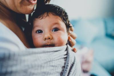 Is een draagdoek wel veilig voor baby’s? 2 experts geven advies. “Ik weet nu dat ik het toen niet juist deed”