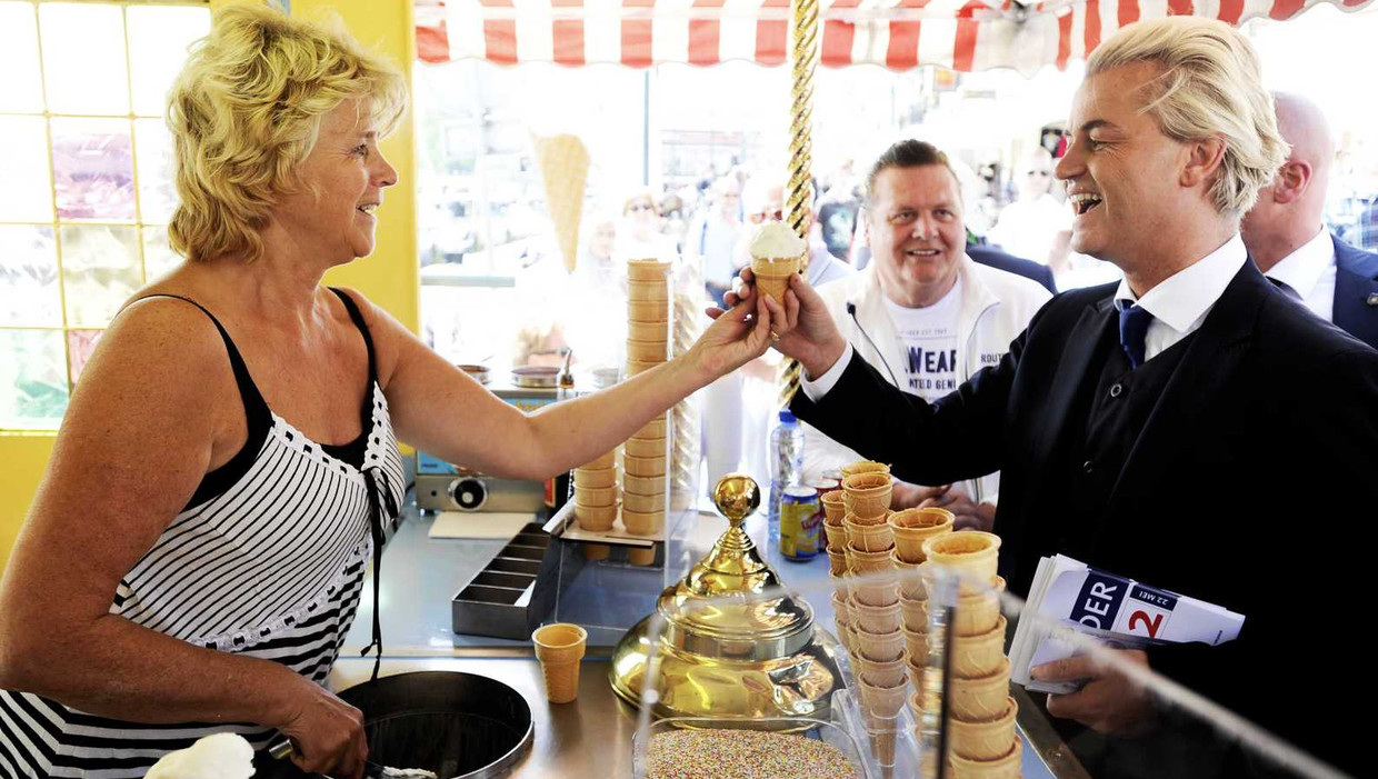 Op campagne in Volendam krijgt Geert Wilders een ijsje van een ijsverkoopster. PVV stemmers zijn doorgaans niet erg enthousiast over Europa. Beeld anp