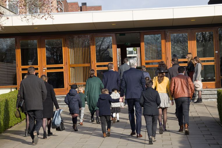 Kerkgangers bij de Mieraskerk in Krimpen aan den IJssel. Beeld Arie Kievit