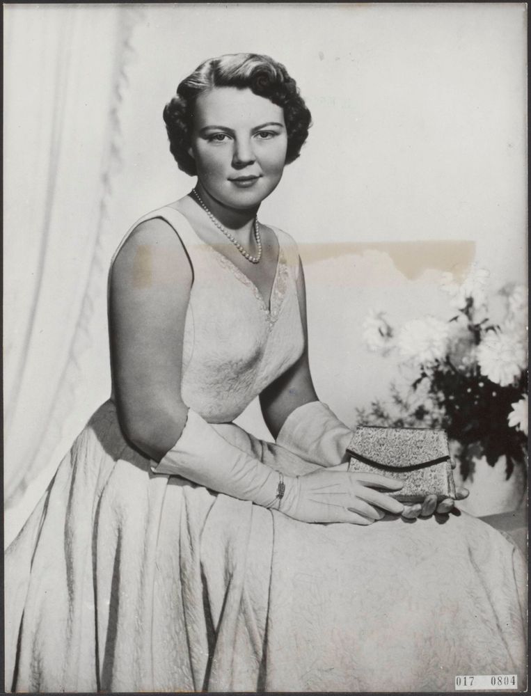 Prinses Beatrix, die op 31 januari 1956, haar 18e verjaardag viert Beeld Meijboom, Marius / RVD