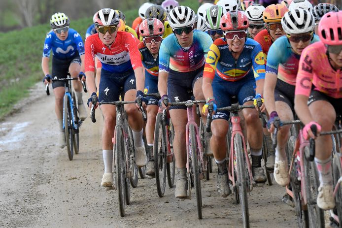 Demi Vollering in rood-wit-blauw als Nederlands kampioen.