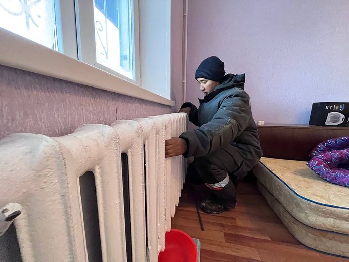 Photo publiée par le gouvernement montrant un homme qui s'occupe de la réparation les radiateurs dans la ville d’Ekibastouz.