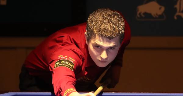 Driebander Joey de Kok op stage in Spanje